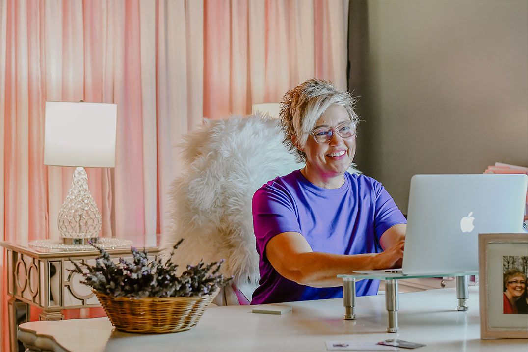 Stacie collaborates with a LivePlan Plan Writer to craft a business plan remotely.