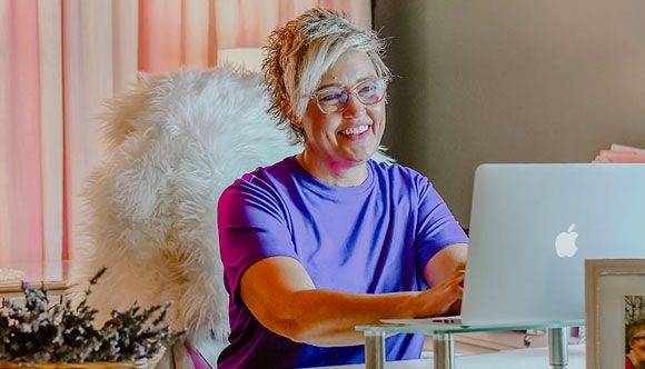 Stacie collaborating with a LivePlan Plan Writer on her laptop remotely